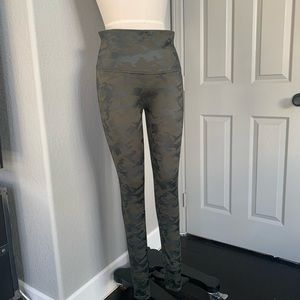 Spanx Camo leggings. Size XL